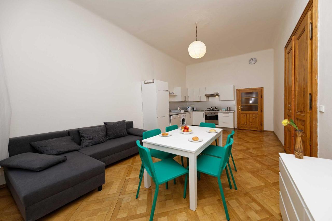 Apartment Manesova 4 *
