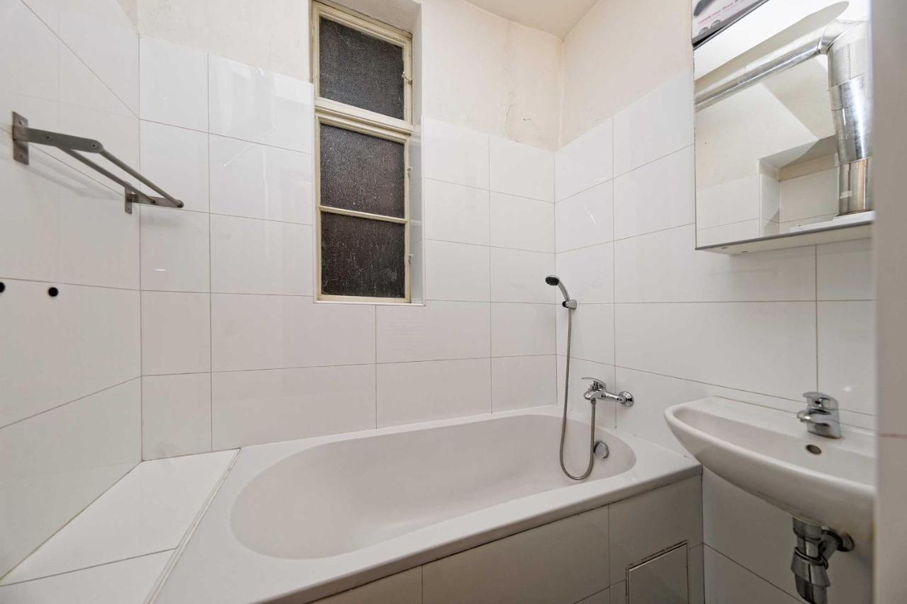 Apartment Manesova 4 *
